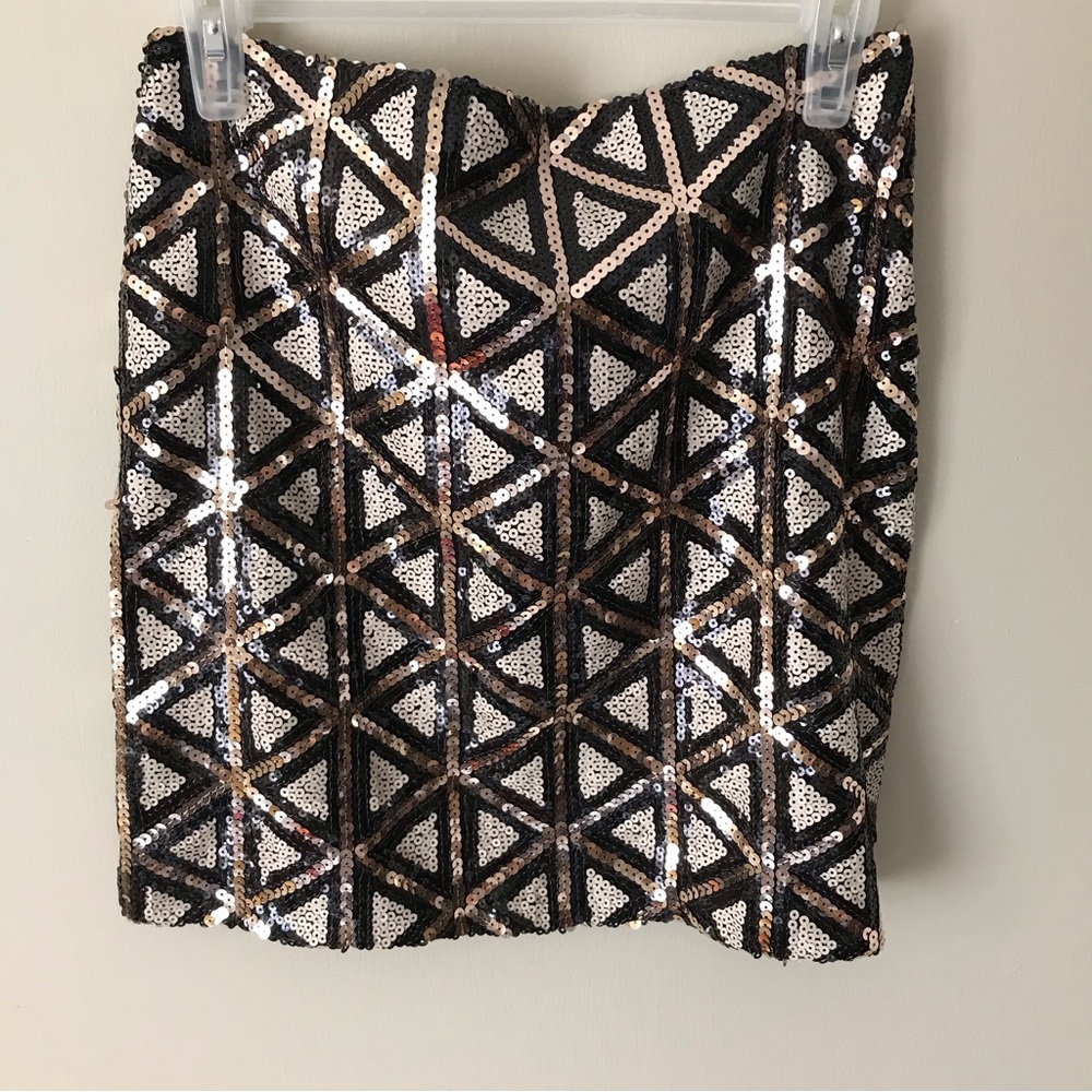 5 for $25! 💕 Agaci Geo Shimmer Skirt